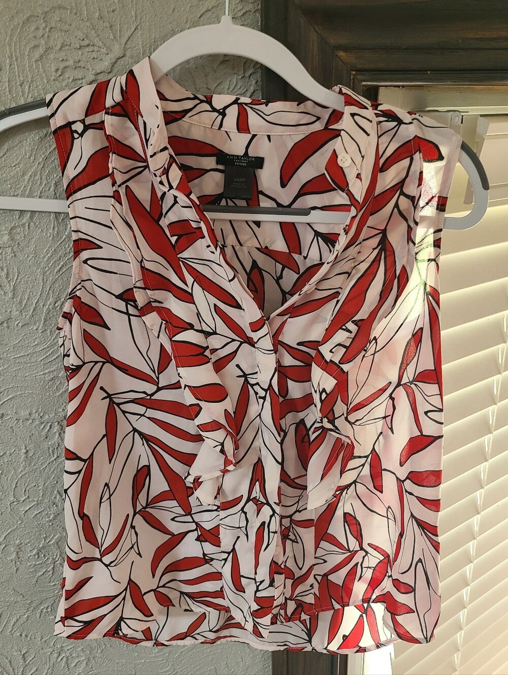 Ann Taylor Womens Red White Black Leaf Print Ruffle V-Neck Blouse Top - XXSP